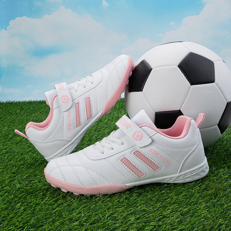 Children's Football Shoes, Specially Designed for Girls in Primary School, for Indoor Grass Field Training And Competition, with Anti-slip Properties And Small Spikes for Safety.